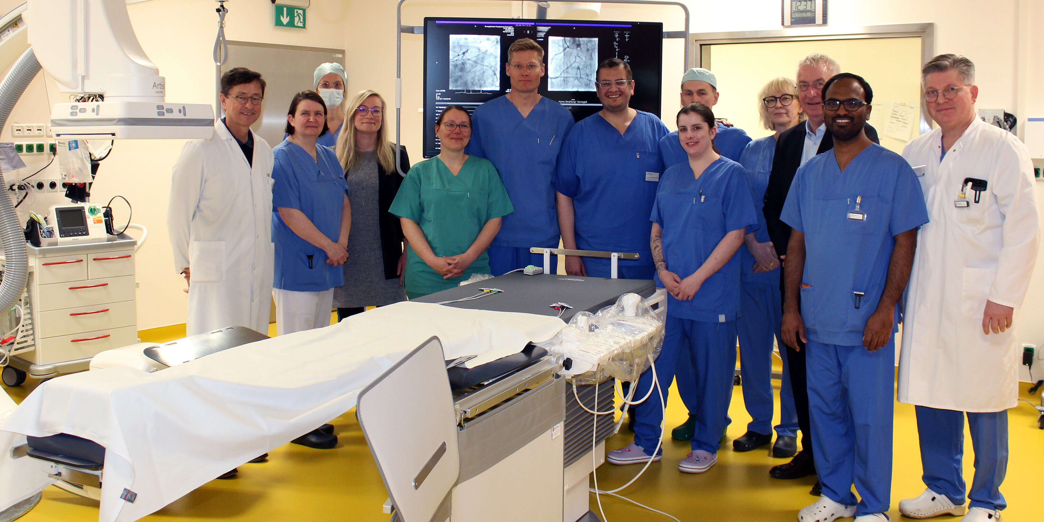 Im neuen Herzkatheterlabor in Coswig können Patient*innen jetzt noch besser versorgt werden Teamfoto der Kardiologie im neuen Herzkatheterlabor