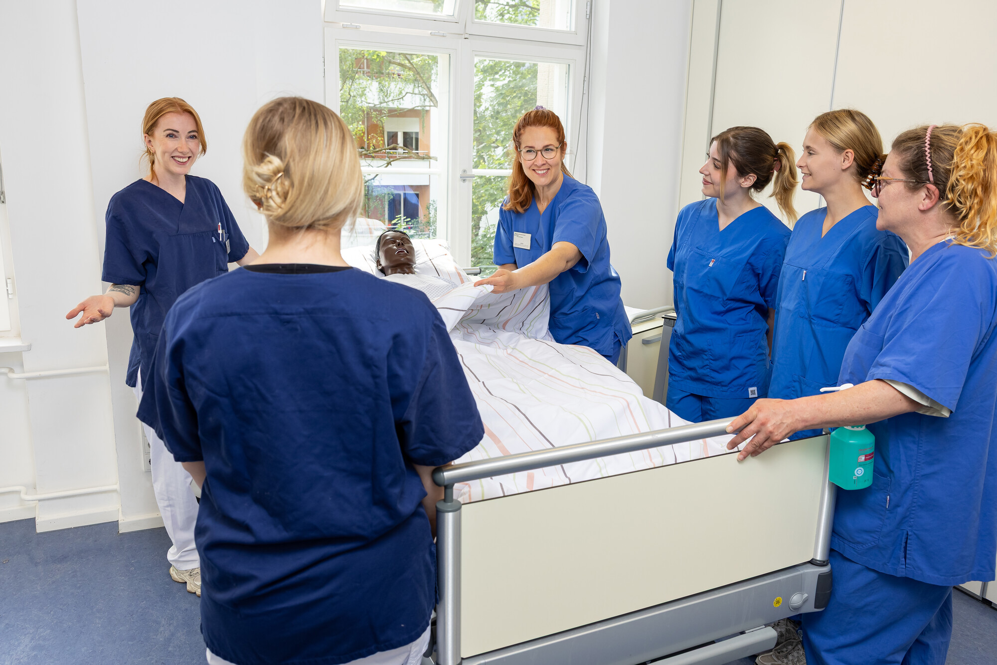 Ausbildung Pflegefachassistenz in der Gesundheitsfachschule Berlin Unterricht Azubis am Patientenbett für die Ausbildung Pflegefachassistenz an der Gesundheitsfachschule Berlin