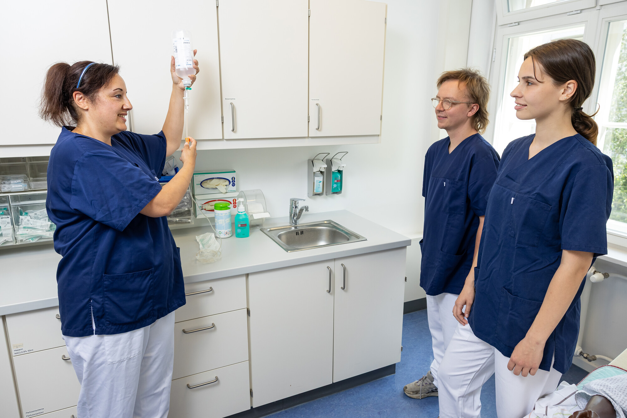 Ausbildung Pflegefachfrau * Pflegefachmann Gesundheitsfachschule Berlin zwei Pflegefachkraft Azubis lernen den Umgang mit Infusionsbeutel in der Gesundheitsfachschule Berlin