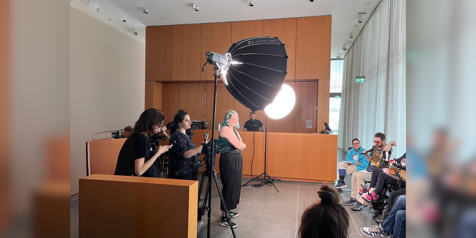 Menschen mit Beeinträchtigung bereiten sich auf politische Talkshow vor – inklusive Teilhabe bei der Johannesstift Diakonie