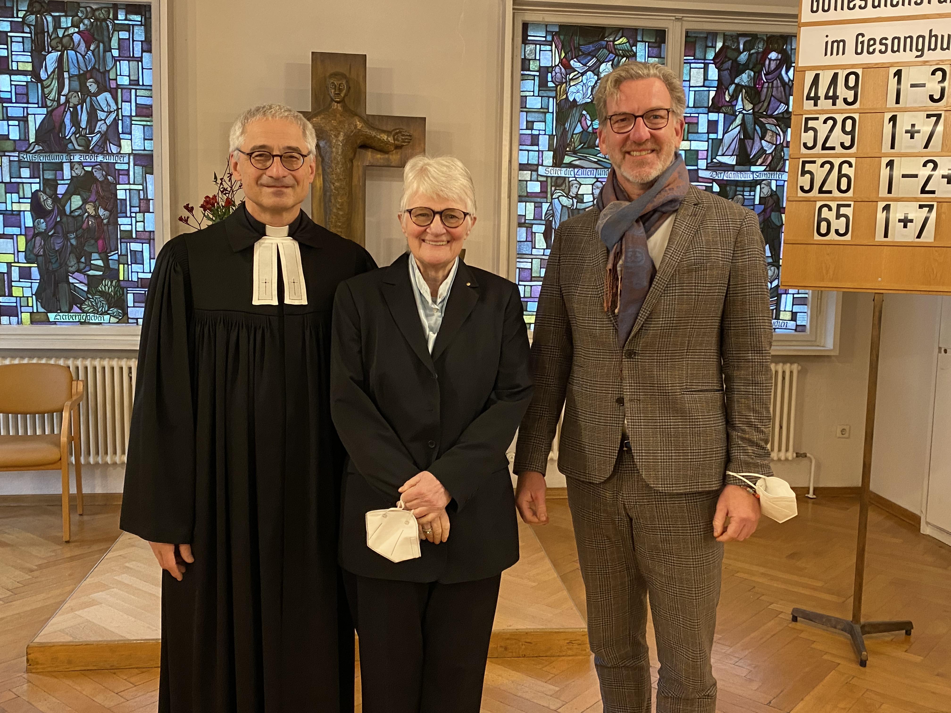 Wolfgang Weiß, Dagmar Schiele und Dr. med. Matthias Albrecht stehen in der Kapelle des Evangelischen Krankenhauses Hubertus.