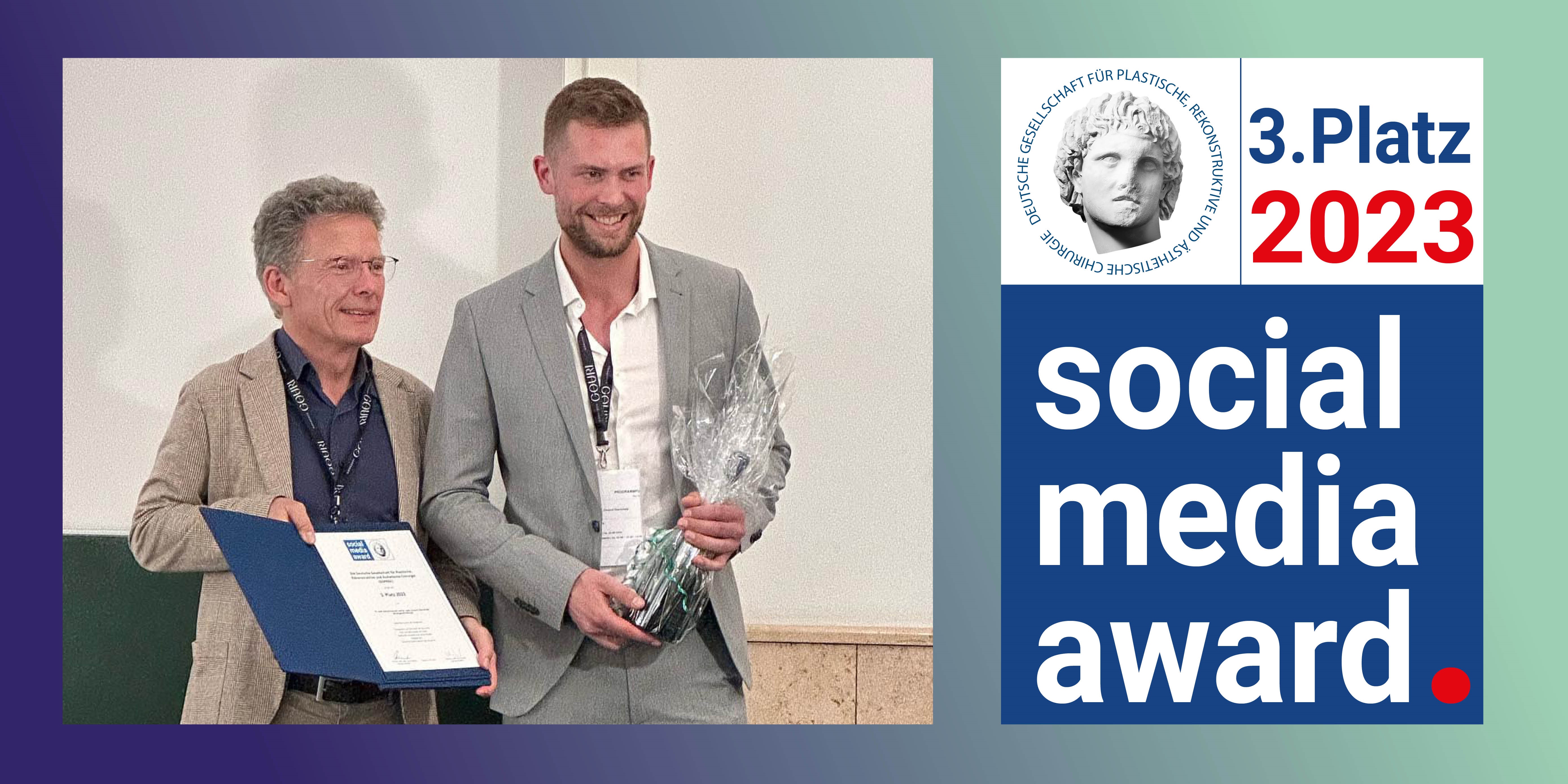 Zwei Männer mit einer Urkunde und einer Sektflasche, daneben der Text "social media award"