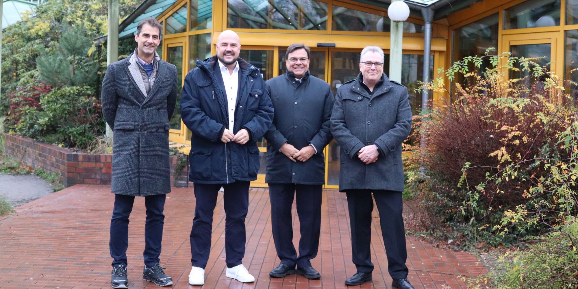 Gruppenfoto: Stefan Schönberger, Geschäftsführer GASAG; Frank Bewig, Bezirksbürgermeister; Andreas Mörsberger, Vorstandssprecher Johannesstift Diakonie; Carsten Schaulinski, Geschäftsführer Krankenhaus