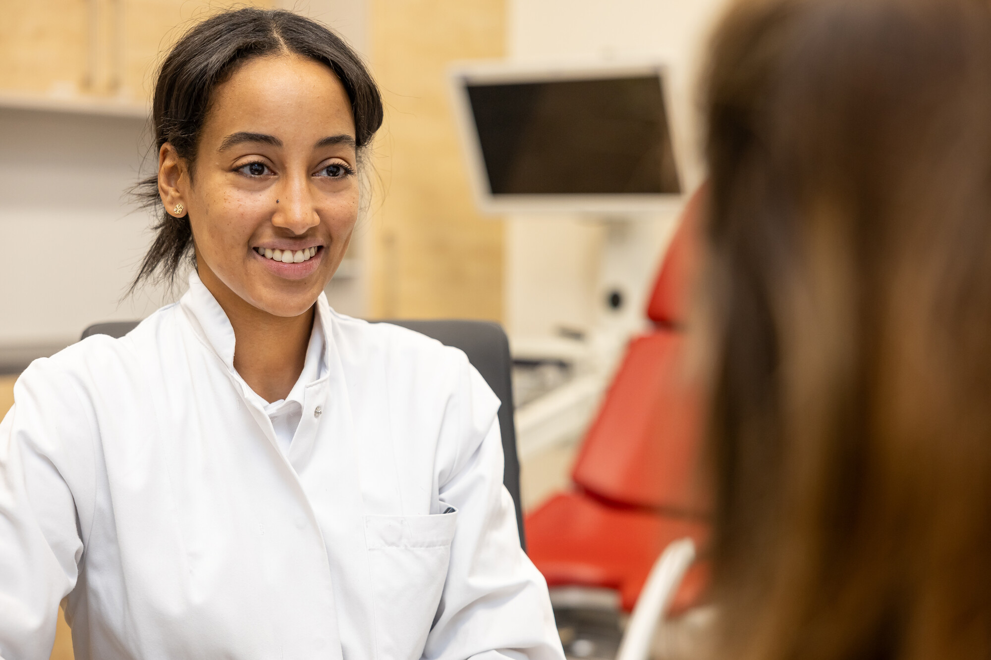 Ärztin im Gespräch mit Patientin.