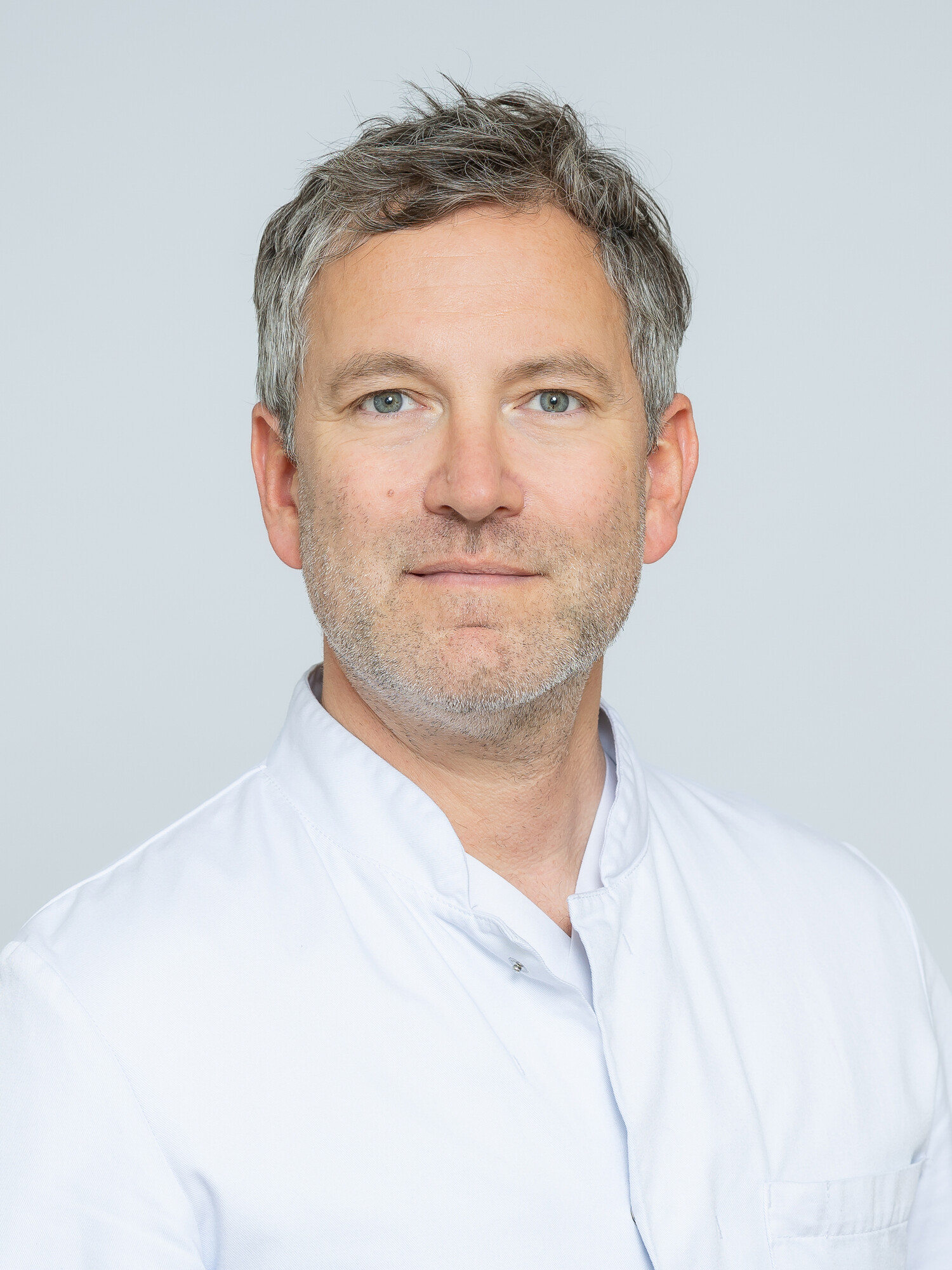 Porträt Dr. med. Steffen Bohl, Oberarzt, Klinik für Kardiologie, Facharzt für Innere Medizin und Kardiologie, Schwerpunkte kardiale Bildgebung, Herzinsuffizienz und Interventionelle Kardiologie