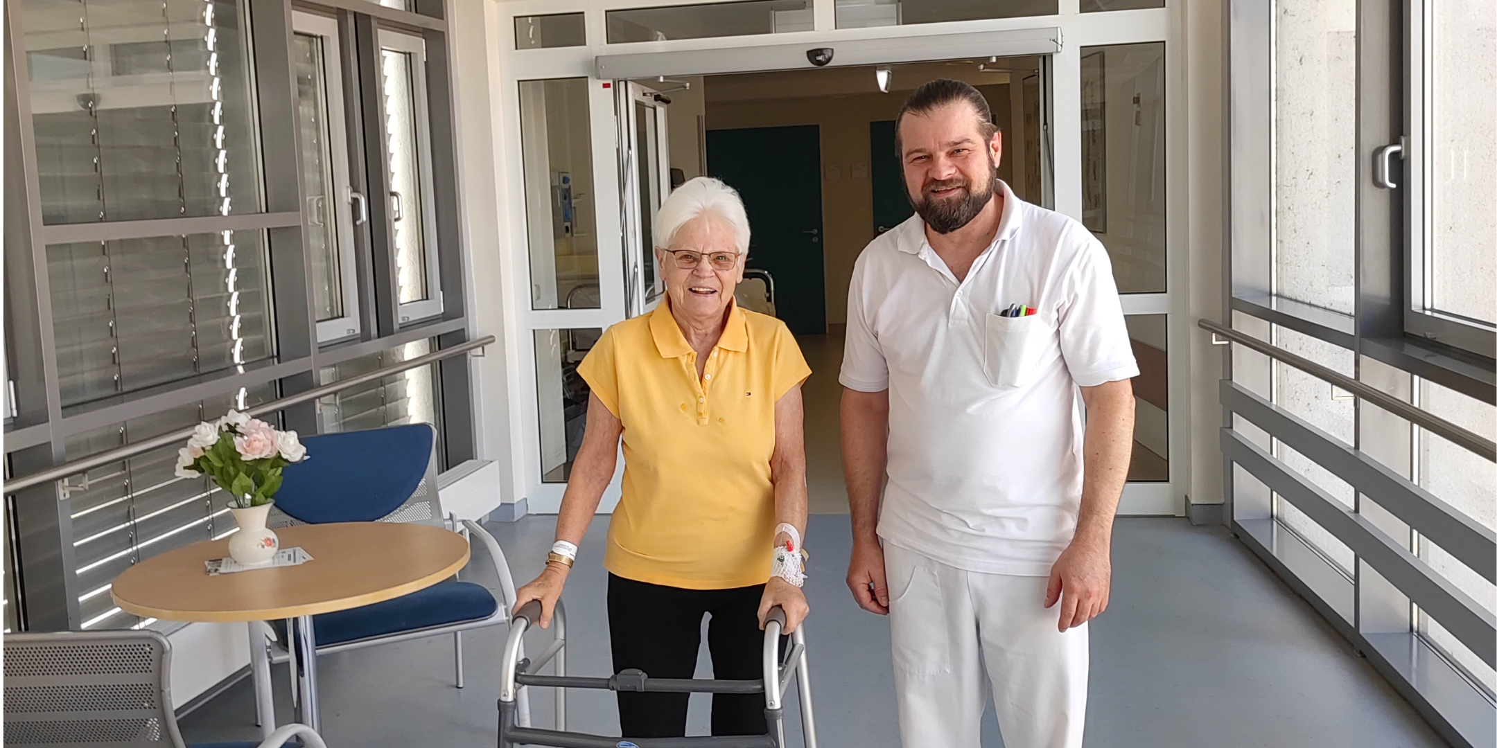 Bild von Chefarzt Dr. med. Stephan David bei Re-Zertifizierung als Endoprothetikzentrum nach DIN EN ISO 9001 mit Patientin