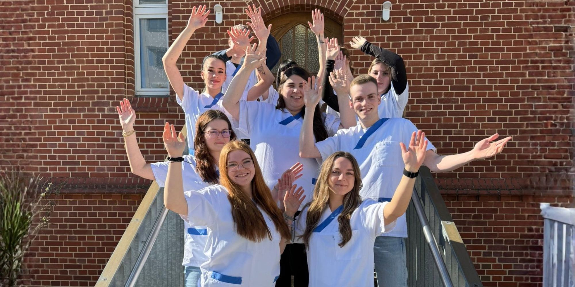 Gruppenfoto der teilnehmenden Azubis auf einer Treppe