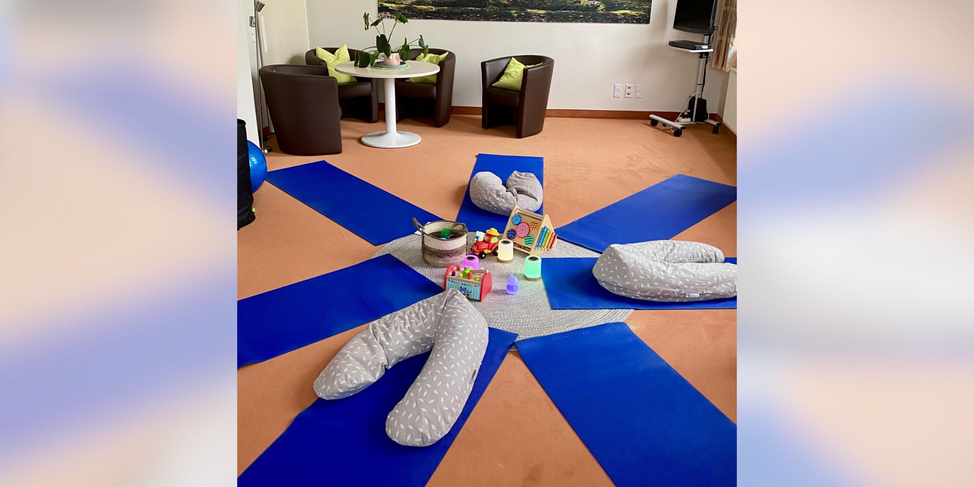 Im Stillcafé können Sie sich mit anderen Eltern austauschen, Erfahrungen sammeln und Kontakte knüpfen. Yoga-Matten und Stillkissen liegen in einem Kreis