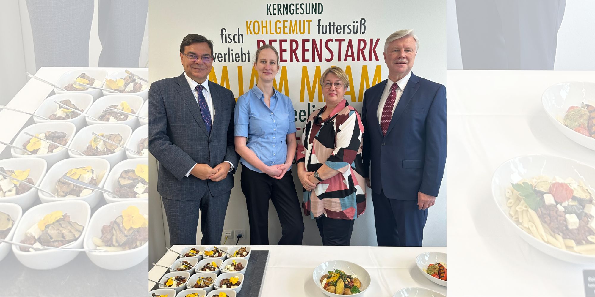 Johannesstift Diakonie Services und Krankenhaus Waldfriede haben gemeinsam eine umweltgesunde Menülinie für ihre Patient*innen entwickelt Zwei Männer und zwei Frauen stehen hinter einem Tisch mit gesundem Essen