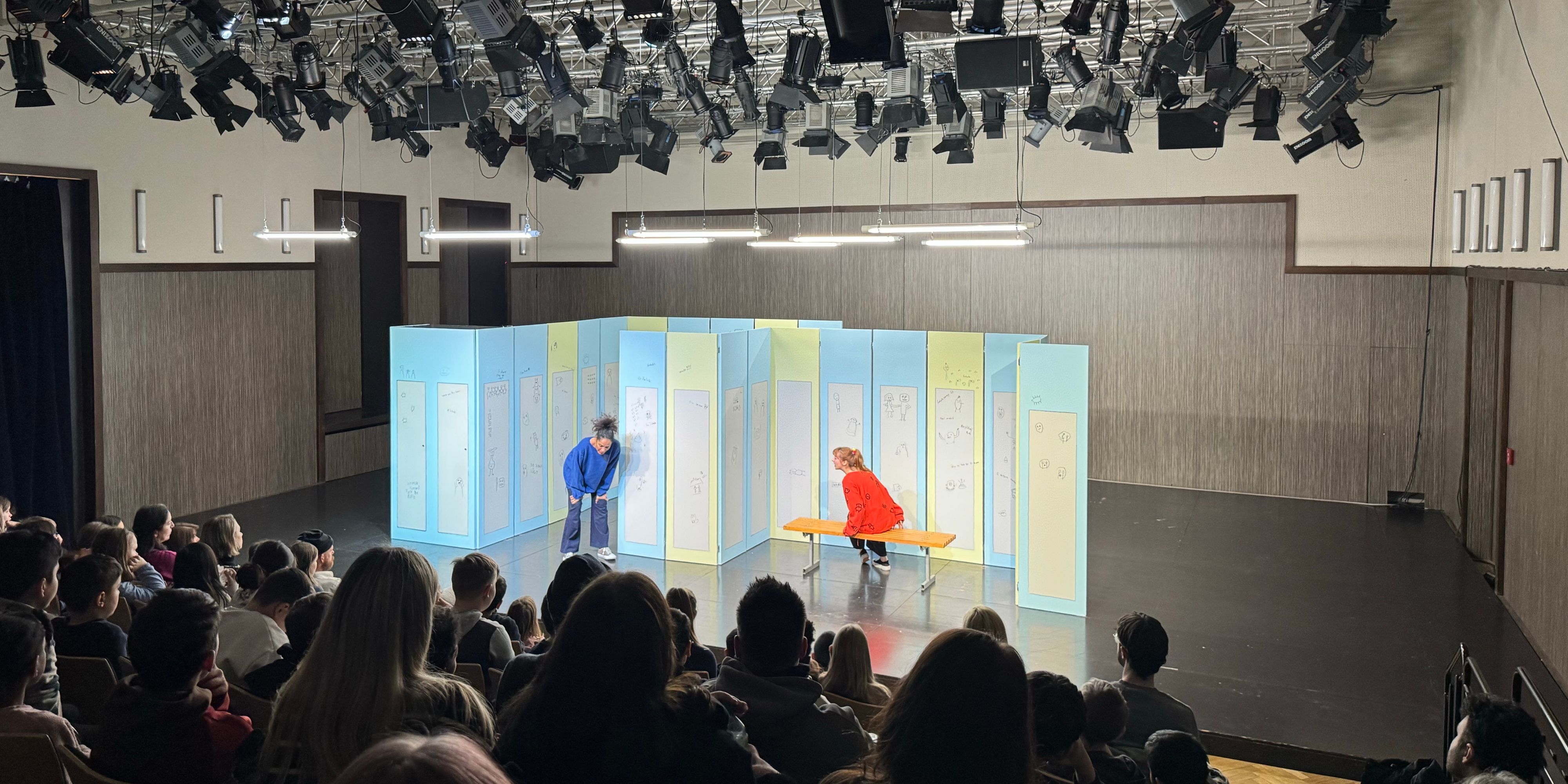 Schauspieler auf der Theaterbühne