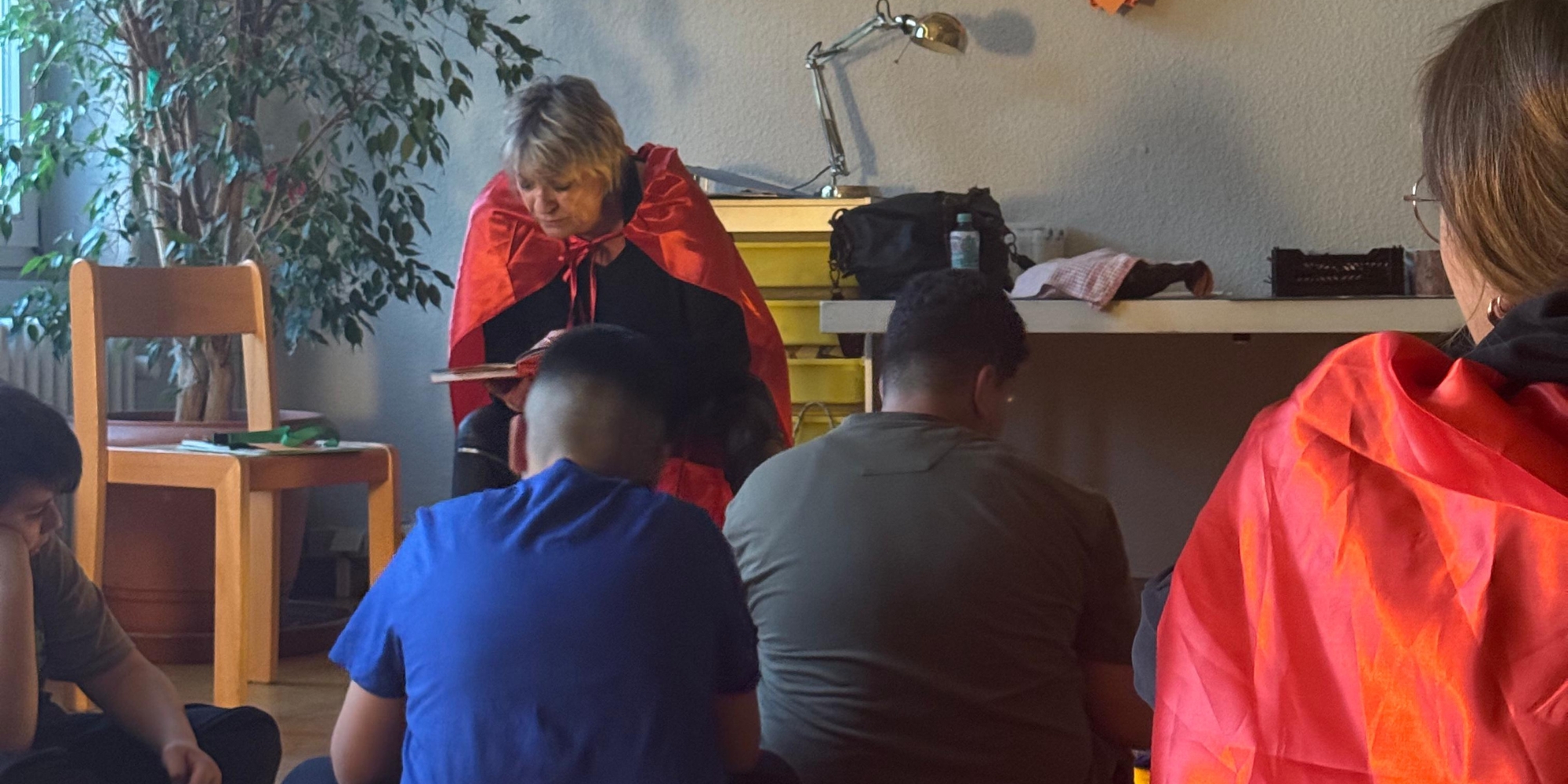 Die Bildungskampagne „Kinder beflügeln“ hatte die Klasse 6b der Gottfried-Röhl-Grundschule aus dem Wedding zu einem Leseabenteuer eingeladen. Vorleserin liest Kindern aus einem Buch vor